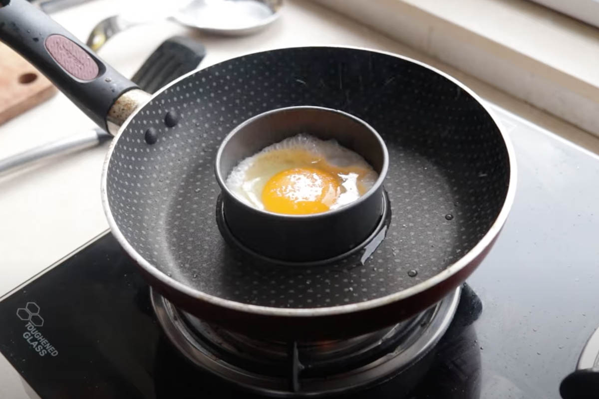 Frying a egg in a pan