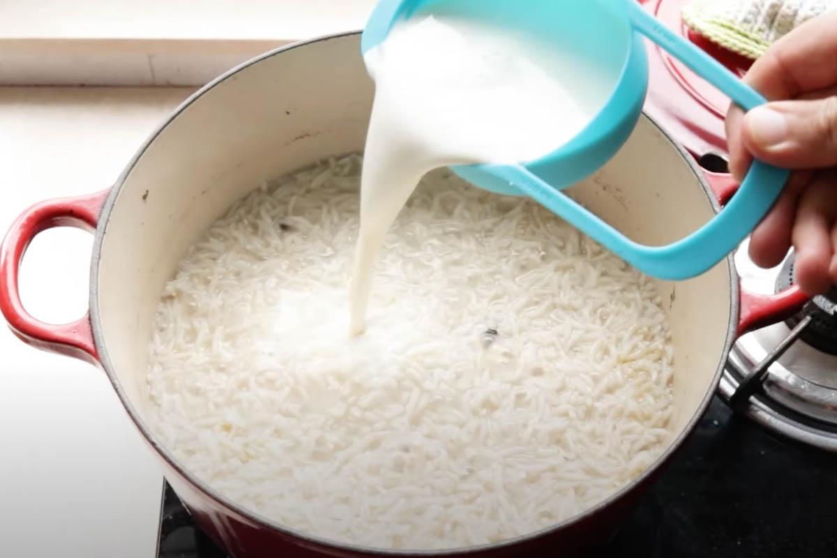 Adding milk to the rice