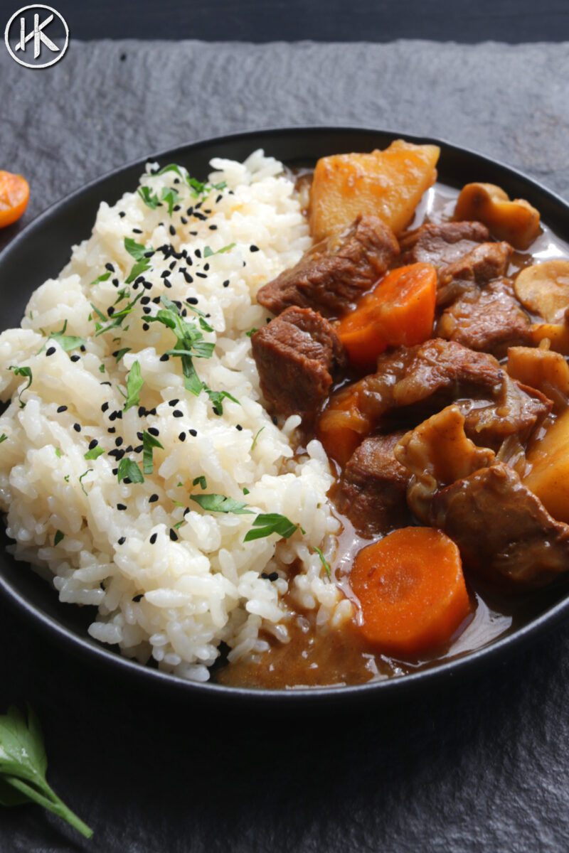 Japanese beef curry with rice and sesame seeds.