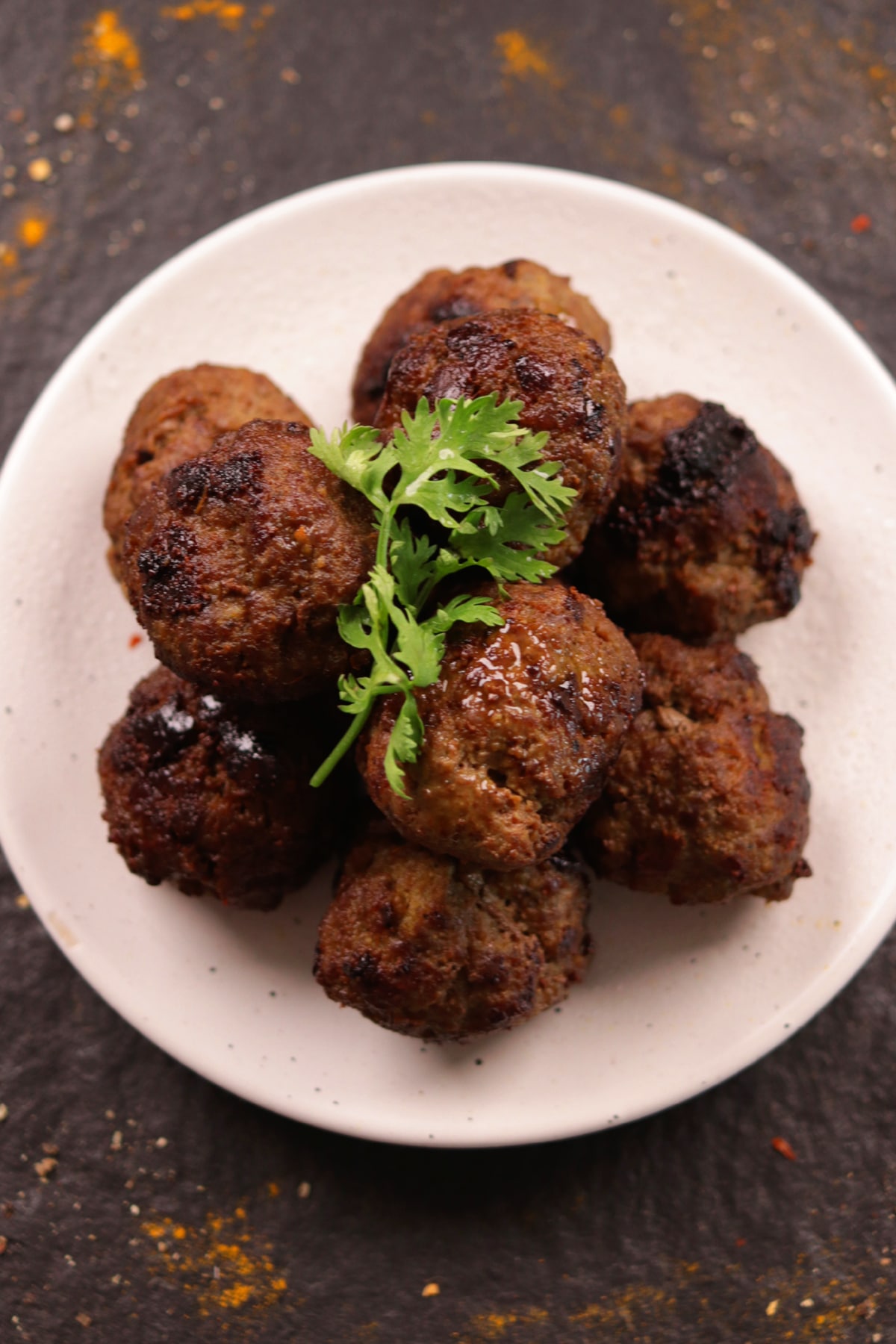 Indisch gehacktes gehacktes Rindfleisch (Dohshaiñ) in einem mit Petersilie garnierten Haufen.